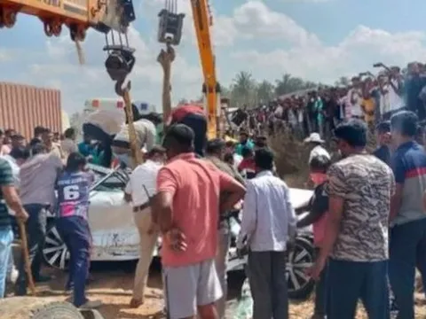 Container lật nghiêng đè bẹp ôtô và xe 2 bánh khiến 6 người tử vong