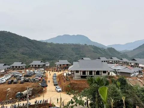 Công ty Xi măng Cẩm Phả hỗ trợ người dân thôn Làng Nủ và Nậm Tông tái thiết cuộc sống mới