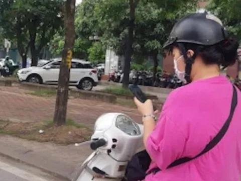 Lái xe máy bằng một tay, có bị xử phạt?