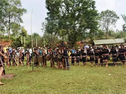 Huy hiệu cho nữ già làng Jrai