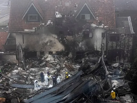 Máy bay rơi ở khu dân cư khiến 10 người trong gia đình thiệt mạng