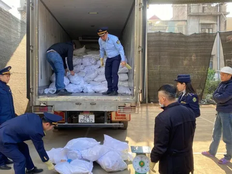 Lạng Sơn: Ngăn chặn kịp thời 3 tấn thực phẩm đông lạnh không rõ nguồn gốc