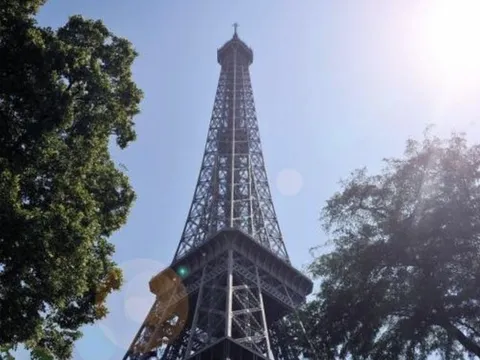 Tháp Eiffel bất ngờ bốc cháy ngay trước Giáng sinh