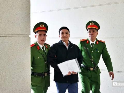 Dẫn giải 17 bị cáo vụ "chuyến bay giải cứu" giai đoạn 2 tới toà