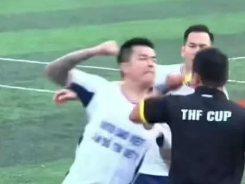 Cựu tuyển thủ Lê Sỹ Mạnh hành hung trọng tài sau khi nhận thẻ đỏ