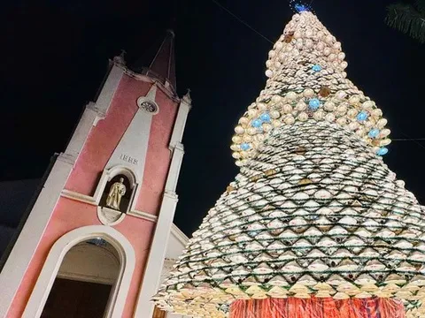 Ngắm cây thông Noel được kết từ 2.400 chiếc nón lá tại Hà Tĩnh