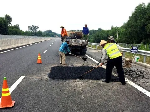 Sửa chữa ngay hư hỏng trên quốc lộ, đảm bảo giao thông êm thuận