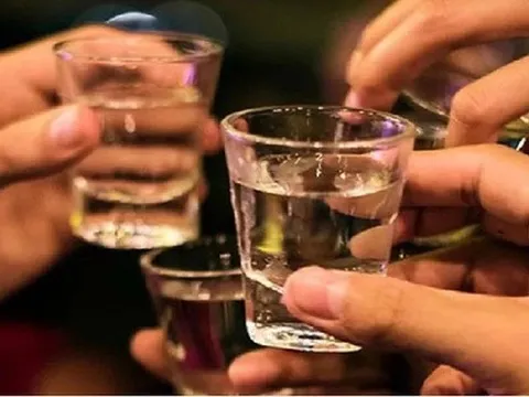 Ngộ độc rượu làm nhiều người nhập viện, Bộ Y tế cảnh báo rượu không có nguồn gốc