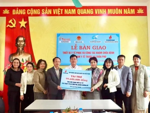 Báo Phụ nữ Thủ đô bàn giao thiết bị y tế cho xã Trần Phú, huyện Chương Mỹ