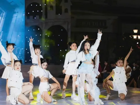 Model Kid Celine khuấy đảo White 2 Fashion Runway với màn biểu diễn Rockstar - Lisa (Blackpink)