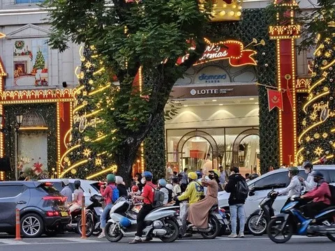 TP.HCM rực sáng, đẹp như cổ tích đêm Giáng sinh