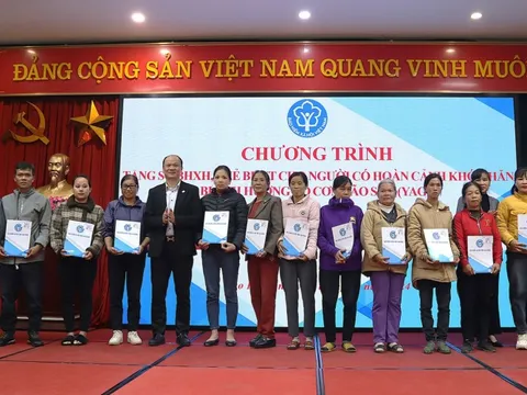 Agribank ủng hộ 4 tỷ đồng trao tặng sổ BHXH, thẻ BHYT cho người dân bị thiệt hại bởi bão lũ