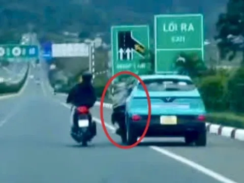 Công an điều tra vụ thanh niên đu bám cửa taxi trên đường cao tốc