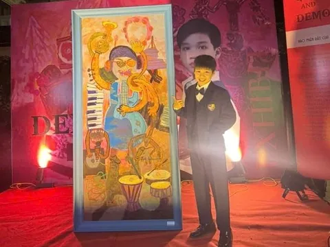 Họa sĩ nhỏ tuổi Đức Long khai mạc triển lãm tranh “Thần linh và ác quỷ” và bán tranh gây quỹ xây trường
