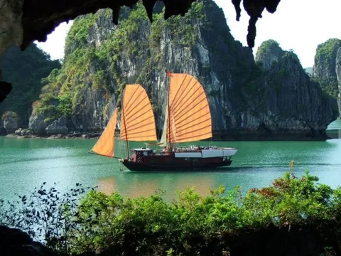 Không có chuyện Vịnh Hạ Long nằm trong Danh sách 56 Di sản Thế giới bị đe dọa