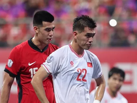 Cầu thủ Singapore "thì thầm" khi Tiến Linh sút 11m gây xôn xao mạng xã hội