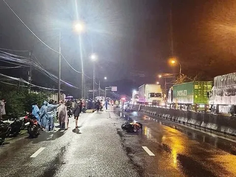 Xe máy tự tông vào dải phân cách, 3 người tử vong