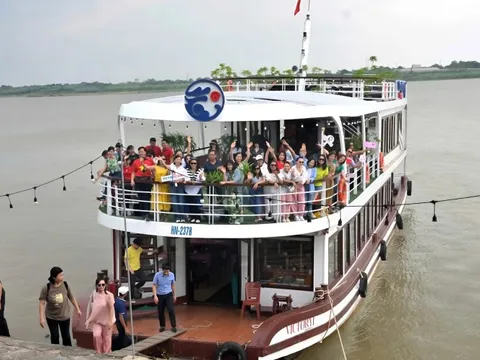 Những chuyến tàu hoàng hôn “đánh thức” du lịch đường sông Thủ đô