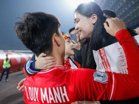 Vợ đội trưởng Duy Mạnh thông báo nghỉ bán hàng đi cổ vũ tuyển Việt Nam