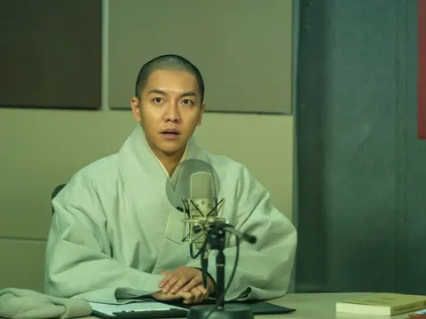 Vừa lấy vợ, Lee Seung Gi gây bất ngờ với ngoại hình khác lạ