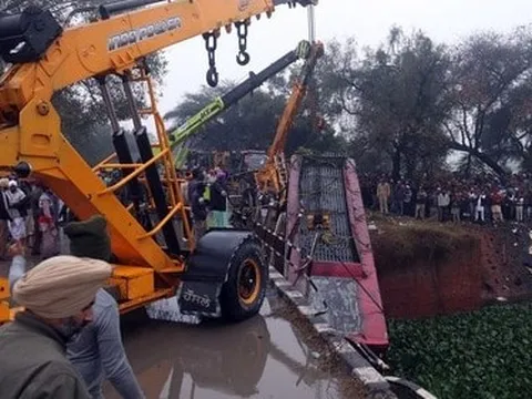 Xe buýt lao xuống sông khiến 8 hành khách thiệt mạng
