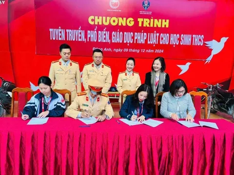 Tuyền truyền kiến thức ATGT tại trường THCS Nguyễn Huy Tưởng