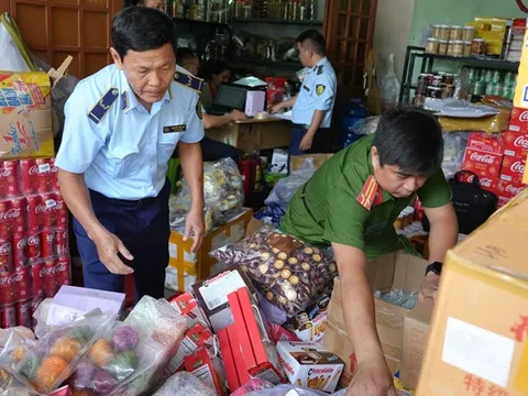 Tiệm tạp hoá chứa trứng gà non, vú heo, gân bò… bốc mùi hôi
