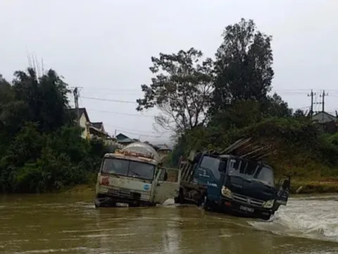 Kon Tum: Giải cứu thành công 2 người bị nước cuốn trôi