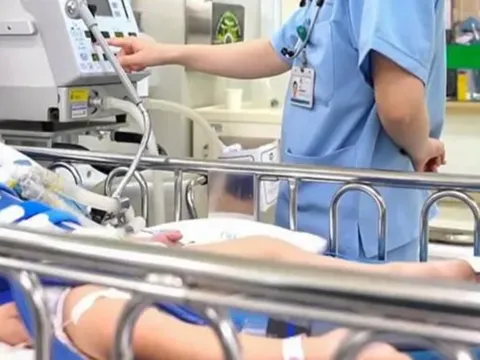 Cháu bé 3 tuổi nguy kịch do bị dây áo khoác thít chặt cổ khi đang chơi cầu trượt