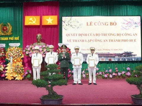 Công bố quyết định thành lập Công an Tp.Huế