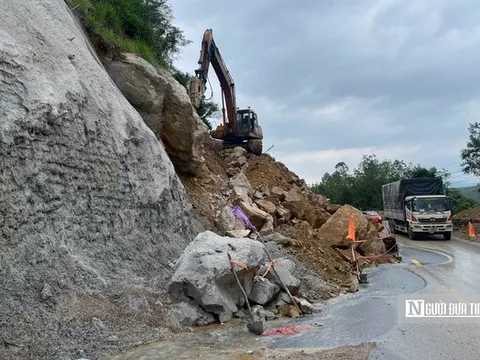 Sạt lở đèo An Khê, hơn 1.000m3 đất đá tràn ra đường