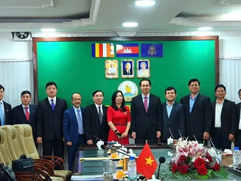 Thứ trưởng Lê Thị Thu Hằng thăm hỏi bà con gốc Việt tại khu vực Tây Nam Campuchia