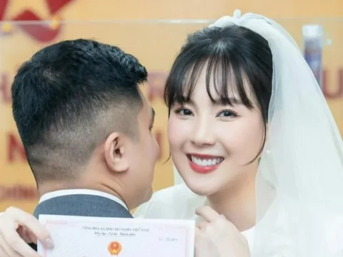 MC Mai Ngọc khoe ảnh đăng ký kết hôn với chồng thiếu gia
