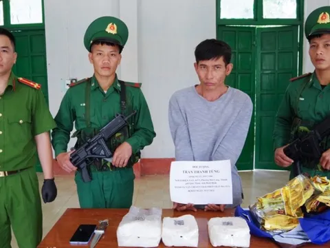 Kon Tum: Mật phục bắt quả tang đối tượng vận chuyển 3kg ma tuý đá