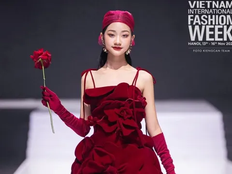 Mẫu teen Hải Băng kiêu sa như đóa hồng nhung trên sàn diễn thời trang