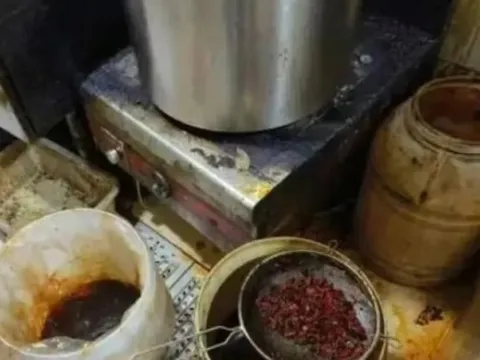 Kinh hãi phát hiện nhà hàng lẩu gom đồ ăn thừa bán lại cho khách