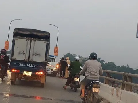 CSGT kịp thời ngăn cản cô gái trẻ định nhảy cầu tự tử