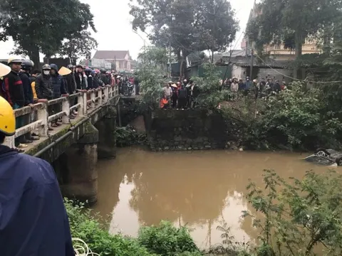 Ô tô rơi xuống kênh, 2 người tử vong