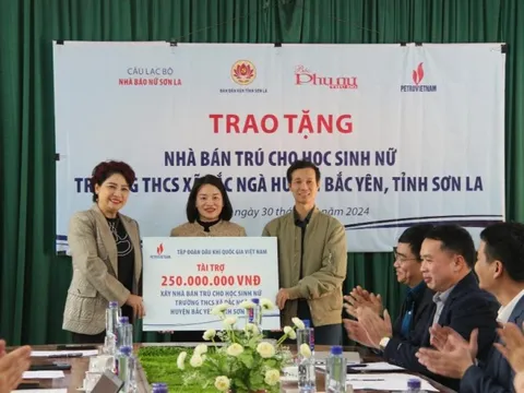 Báo Phụ nữ Thủ đô trao 250 triệu đồng xây nhà bán trú cho trường THCS Pắc Ngà, tỉnh Sơn La