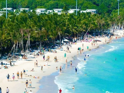 Cứ 5 phút lại có chuyến bay hạ cánh, du lịch Phú Quốc vào mùa bội thu