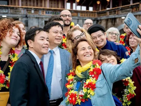 Lãnh đạo Huế chụp ảnh “selfie” cùng du khách tham quan di tích đầu năm mới