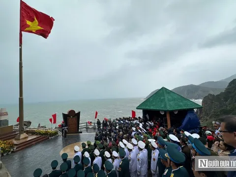 Phú Yên: Xúc động lễ chào cờ đầu năm và đón những vị khách đầu tiên tại Mũi Điện