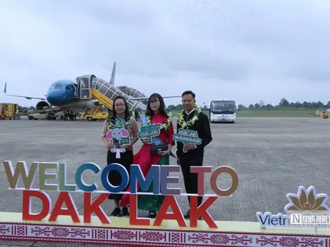 “Xông đất” Đắk Lắk ngày đầu năm, 3 du khách may mắn nhận quà đặc biệt
