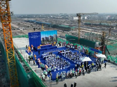 Chính thức cất nóc tòa căn hộ đầu tiên tại đô thị nghỉ dưỡng Sun Group Hà Nam