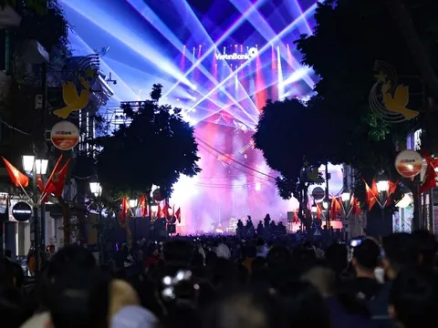 Người dân Thủ đô hân hoan chào đón Năm mới 2025