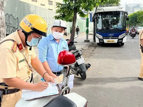 Những lỗi vi phạm giao thông trừ 10 điểm giấy phép lái xe máy, ai cũng nên biết