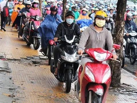 Đi xe máy lên vỉa hè bị phạt 5 triệu đồng, nhiều người ngỡ ngàng