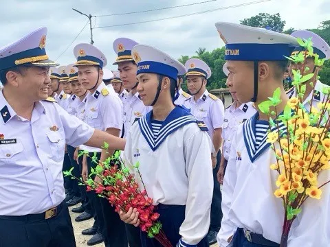 Vùng 2 Hải quân: 2 chuyến tàu xuất bến chúc Tết chiến sĩ nhà giàn DK1