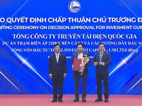 Bình Dương trao quyết định chấp thuận chủ trương đầu tư 2 dự án truyền tải điện hơn 1.600 tỷ đồng