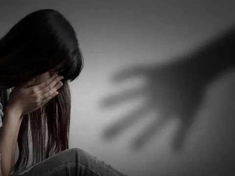 Sàm sỡ nữ sinh khi sửa ống nước, Phó trưởng phòng huyện ở Cà Mau bị bắt